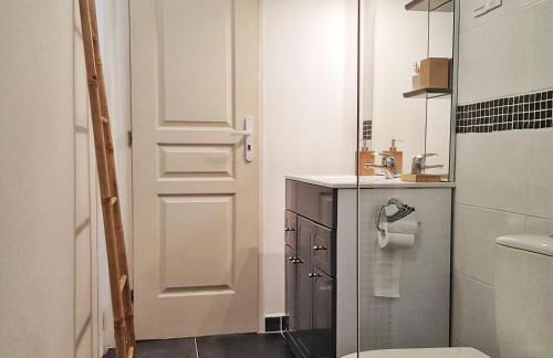 Appartement T2bis Sartène 60m2 avec jolie terrasse de 25m2 et vue panoramique mer et montagne sur le Golfe du Valinco - Quartier calme à 10mn à pied du centre ville - Idéal pour 4 personnes et possibilité de 6 couchages - Place de parking réservée - Foto 17