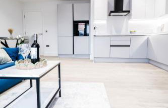 The Kingsmead Loft - Stylish 1BR Top Floor Apt with King or Twin Beds & Free Secure Underground Parking, Central High Wycombe HP13, Sleeps 3 - Foto 23