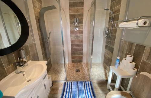 Sleeps 18 Double Decker Bus Hot Tub Sauna Cinema Pets - Foto 32