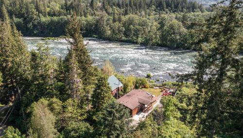 Riverfront Paradise w/ Hot Tub--Little River House - Foto 2