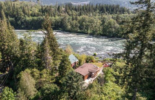 Riverfront Paradise w/ Hot Tub--Little River House - Foto 2