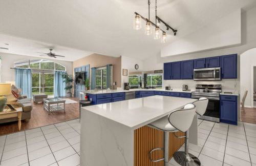 Modern Retreat Pool and Game Room - Foto 13