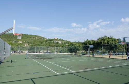 Remodeled Historic Lakefront Gem Overlooking Lake Travis and Jones Brothers Park *Great for Families and Groups* - Foto 30