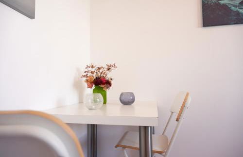 Le Remarquable à Saint Martin d'Hères - Situé au Calme - Proche de Grenoble des Centre de Formations et du Campus - 1 Lit King Size et un lit simple - Climatisation - Balcon - Parking gratuit - Vue montagne - Proche Station de Ski - Foto 15