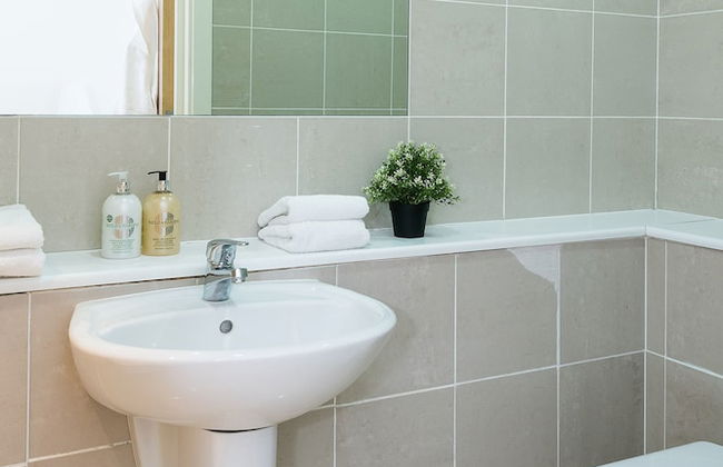 Spacious 2 Bed - Battersea High Street - Photo 43