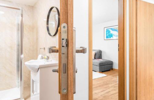 Stylish 2 Bedroom Apartment - Netflix - Off Street Parking 1DS - Foto 26