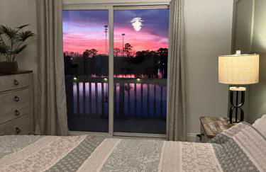 Sunset Serenity!!-Tropical Waterfront Oasis-Huge Private Patio-10Min to KingSt & Beaches - Foto 21