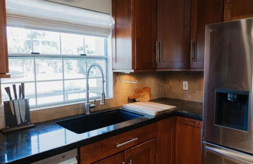 Stylish PB Townhome, Walk to Bay, and Balcony - Foto 23