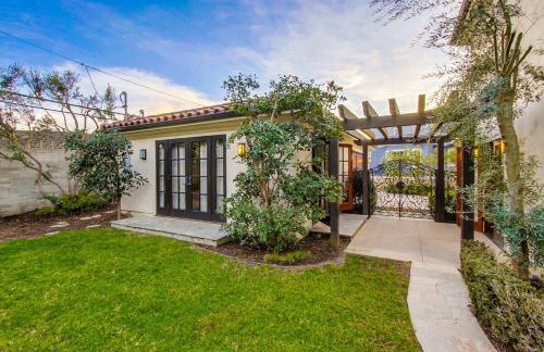 Mediterranean Beauty with Rooftop Deck and Views - Foto 15