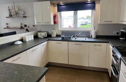 Stunning Lodge Boasting Large Decking Area At California Cliffs Ref 50008L - Foto 10