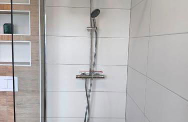 Modernes Ferienhaus mit 4 separaten Appartements, je mit vollausgestatteter Küchenzeile und eigenem Bad, 2 Gehminuten zum Badesee, Garten, Grillplatz, Kinderspielbereich, Hunde sind willkommen - Foto 32