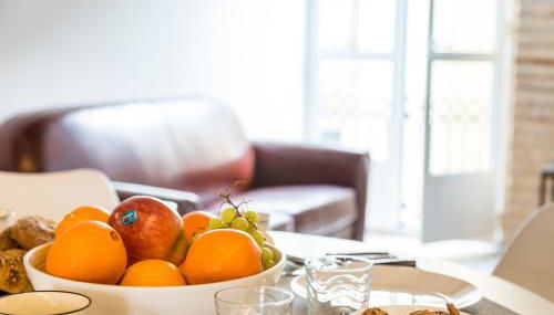 FLORIT FLATS - CATHEDRAL LUXURY TERRACE FLAT 2BR 2BA AC Wifi - Photo 4