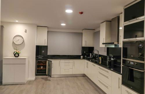 A&M House II Luxury Holidays Home - Photo 10