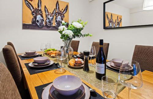 Forest View- Oasis Mural -Didsbury Zen Sleeps 10 - Photo 11