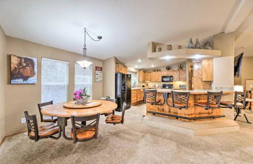 Rustic Escape with Deck, Hot Tub and Mountain Views - Foto 12