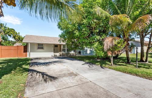 Boho Tiki Villa w Heated Saltwater Pool, King Beds & 6TVs - Photo 57