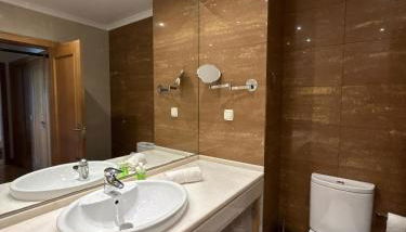 Lux Apt in Priv Condo with Pool, near Beach, Parking & Easy Access to Lisbon - Photo 3