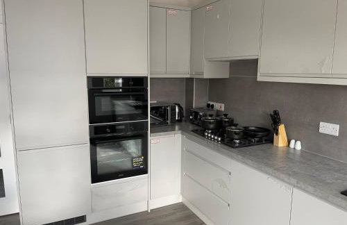 Brand New High Spec House with Parking & Wi-Fi By Home Away From Home - B - Foto 8