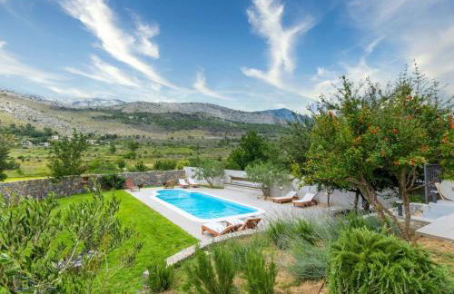 Serene Rural Villa with Pool, Sun Deck, and Children's Play Area - Five Bedroom Villa - Foto 79