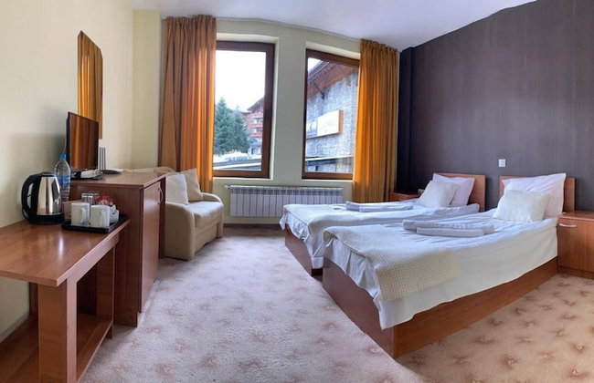 Room-granat Double Room 1- Next to Gondo - Photo 13