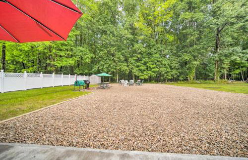 Jamestown Retreat with Hot Tub - Walk to Lake! - Foto 18