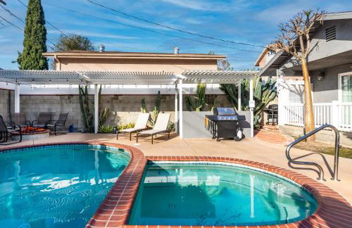 Modern Oasis with Pool & Jacuzzi near Universal Studios - Foto 25