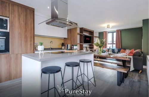 Spacious 5-bedroom Contractor House Sleeps 7 with Parking by PureStay - Foto 11