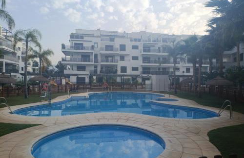 Apartamento familiar premium en Playa Granada - 3 dormitorios, piscina y golf - Foto 24
