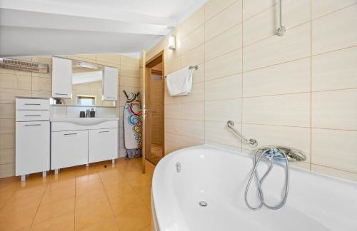 Villa Andrea for 17 people with private 40 m2 pool & pet friendly near Poreč - Photo 56