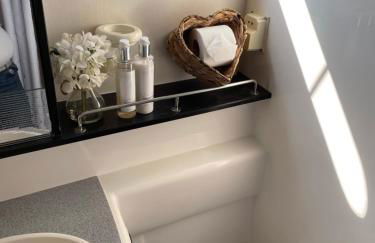 ENTIRE LUXURY yacht 70sqm Oyster Fund - Quiet and relaxing - 2 double bedrooms both en-suite - HEATING - sleeps up to 4 people - moored on our Private Island - nearby LEGOLAND THORPE PARK ASCOT RACES WENTWORTH LONDON Lapland UK -NO Parties - - Foto 37