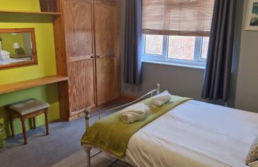 Hereford City - Goldcrest House - 4 Bedroom House With Parking, Located Very Close To City Centre & River Wye - Sleeps Up To 6 Guests - Hosted by RENTMYHOUSE - Photo 42