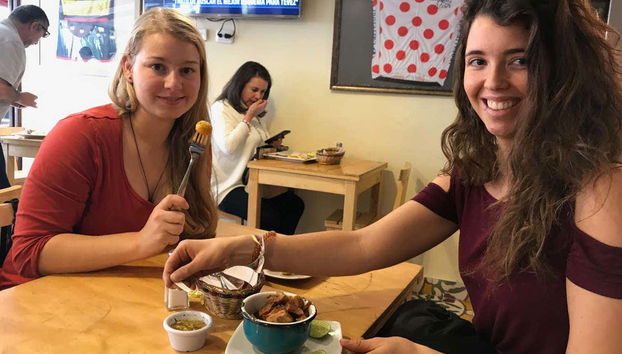 Provando a comida típica local