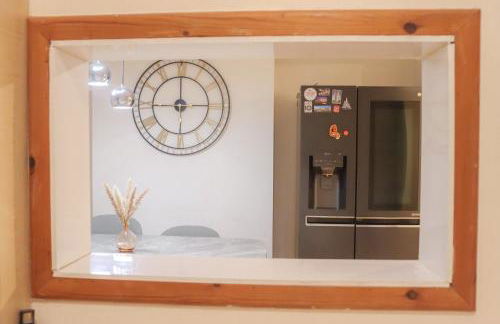 Beautiful 2 Bedroom house with big Garden & Parking fast wifi, and king size bed - Foto 11