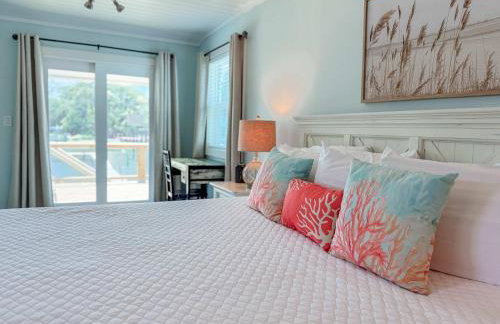 Spacious house- Deep Water Dock Pool Golf Cart Rental available - Foto 35