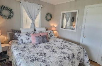 Waterfront, dock, Hot tub, kayaks, King Bedroom with amazing views, RELAXATION, 2 miles to the beach - Foto 10
