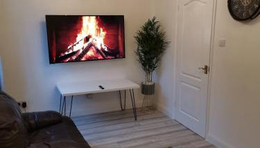 Newly Renovated Cosy 1 bed flat, 4 minutes walk to Town Centre, 3 minutes walk to the train station, Free parking, Modern, fresh and spacious living room, Netflix ready smart TV, Wifi - Foto 3