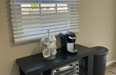 Charming Cottage with fenced yard in convenient location - Foto 11