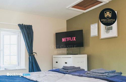 Exclusive Deals l Last-Minute Specials l Free Parking I Short term Booking l Garden I Sleeps Up to 6 l 3 Bed & 2 Bath I One Castle Apartments Short-lets and Serviced Accommodation - Photo 27