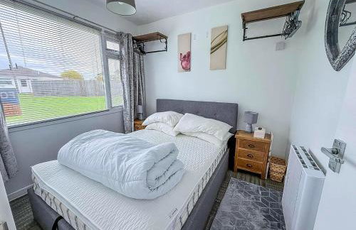 Homely Chalet To Hire In Scratby Nearby The Beach In Norfolk Ref 76166B - Photo 9