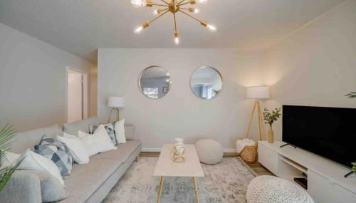 Stunning 4BR 2BA Hot Tub Cozy Holiday Home in Plano - Photo 2