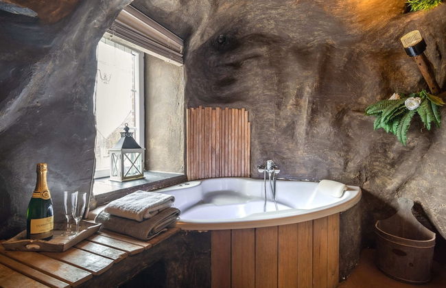 Beautiful Holiday Home with Hot Tub, Sauna & Monumental Fireplace - Photo 14