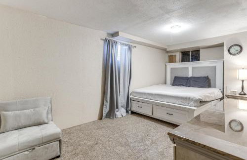 Spacious Aurora Retreat w/ Game Room + Hot Tub! - Foto 27