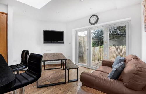 Spacious 4 Bedroom Home, Prime Location, Parking - Photo 10