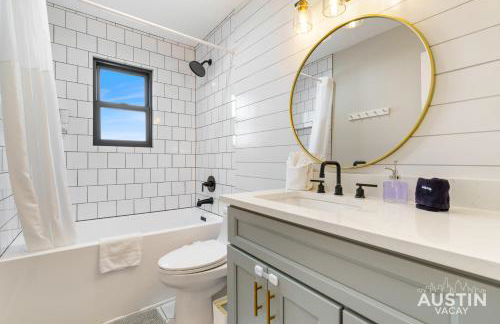 Family 3BR 2BA Home Near Charming Main Street w Cowboy Pool by Austin Vacay - Foto 36