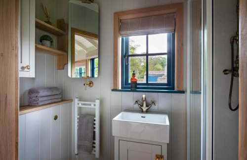 Oak Tree Shepherds Hut Chatsworth Estate - Photo 11