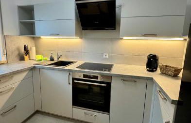 Modernes 2-Zi Apartment mit Terrasse und Garten - Foto 6