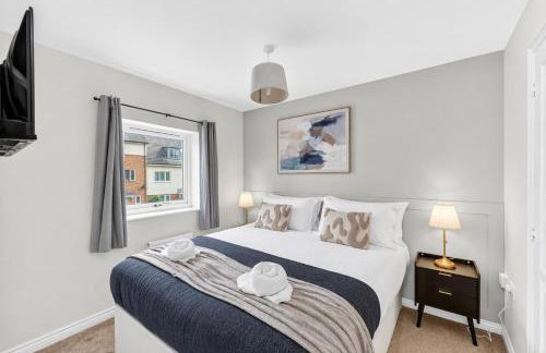 Stylish 3 Bedroom House - Excellent Location - Free Parking, Garden, Fast Wifi, Work Space and Self-Check-In by Yoko Property - Foto 4