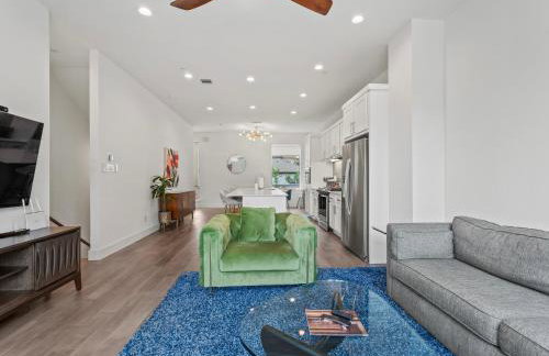 Modern Dallas Townhome with Private Rooftop, City View, Private Parking & Grill - Photo 6