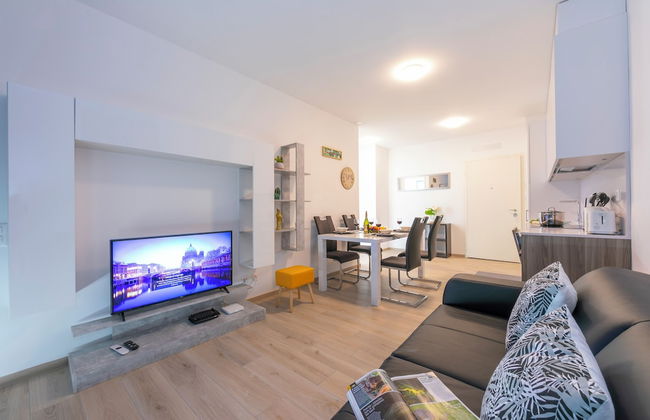 Charming Home - Photo 6