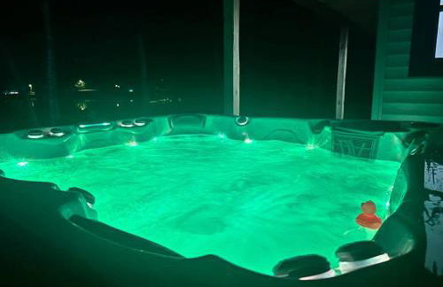 Luxe Modern Lakefront Oasis - Hot Tub, Sunset Views, Pet & Family Friendly! Close to UMF! - Foto 54